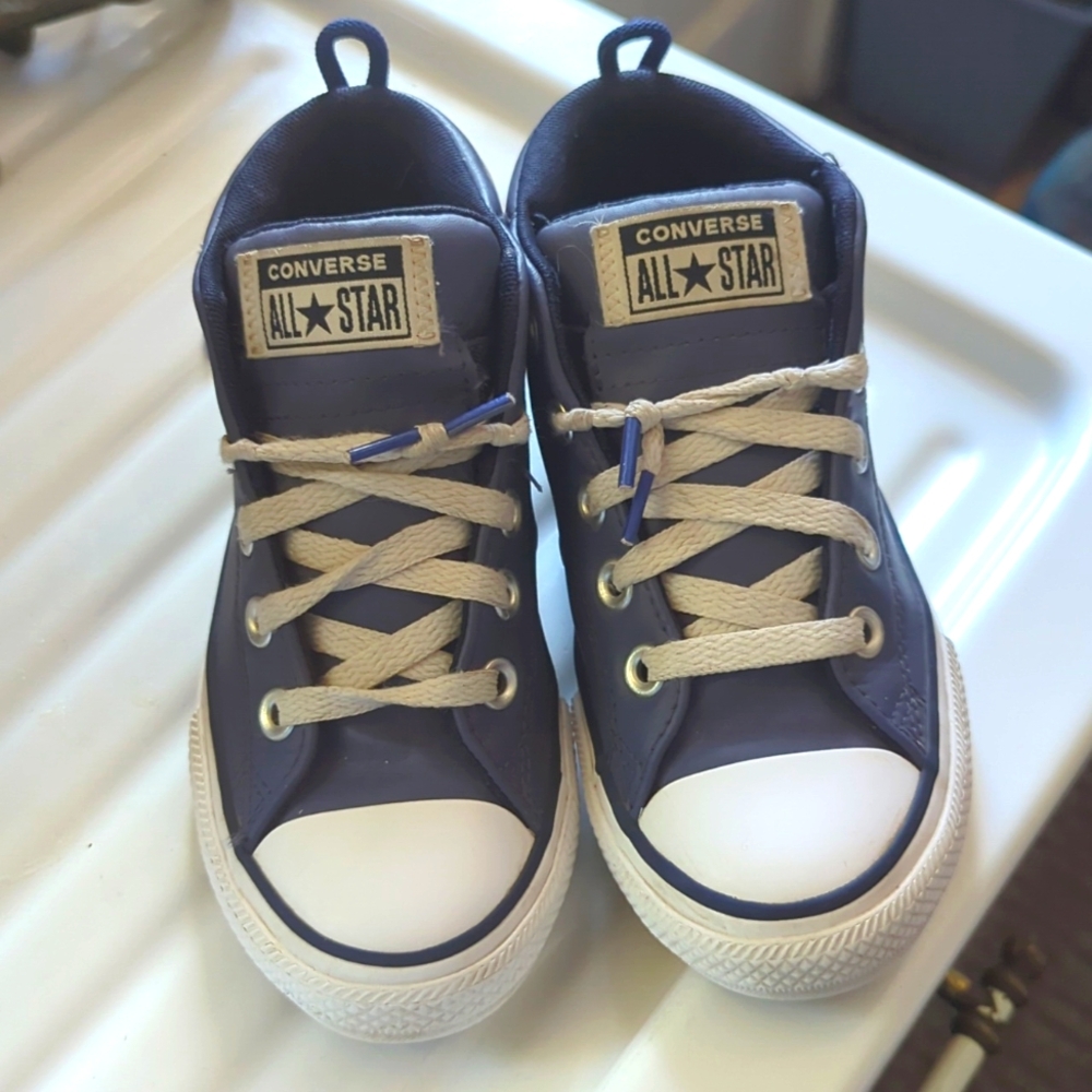 Leather chuck Taylor converse  girls 13 navy blue 💙